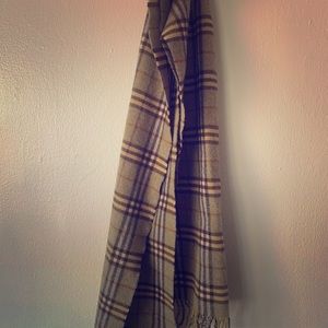 Burberry 100% lamb wool scarf